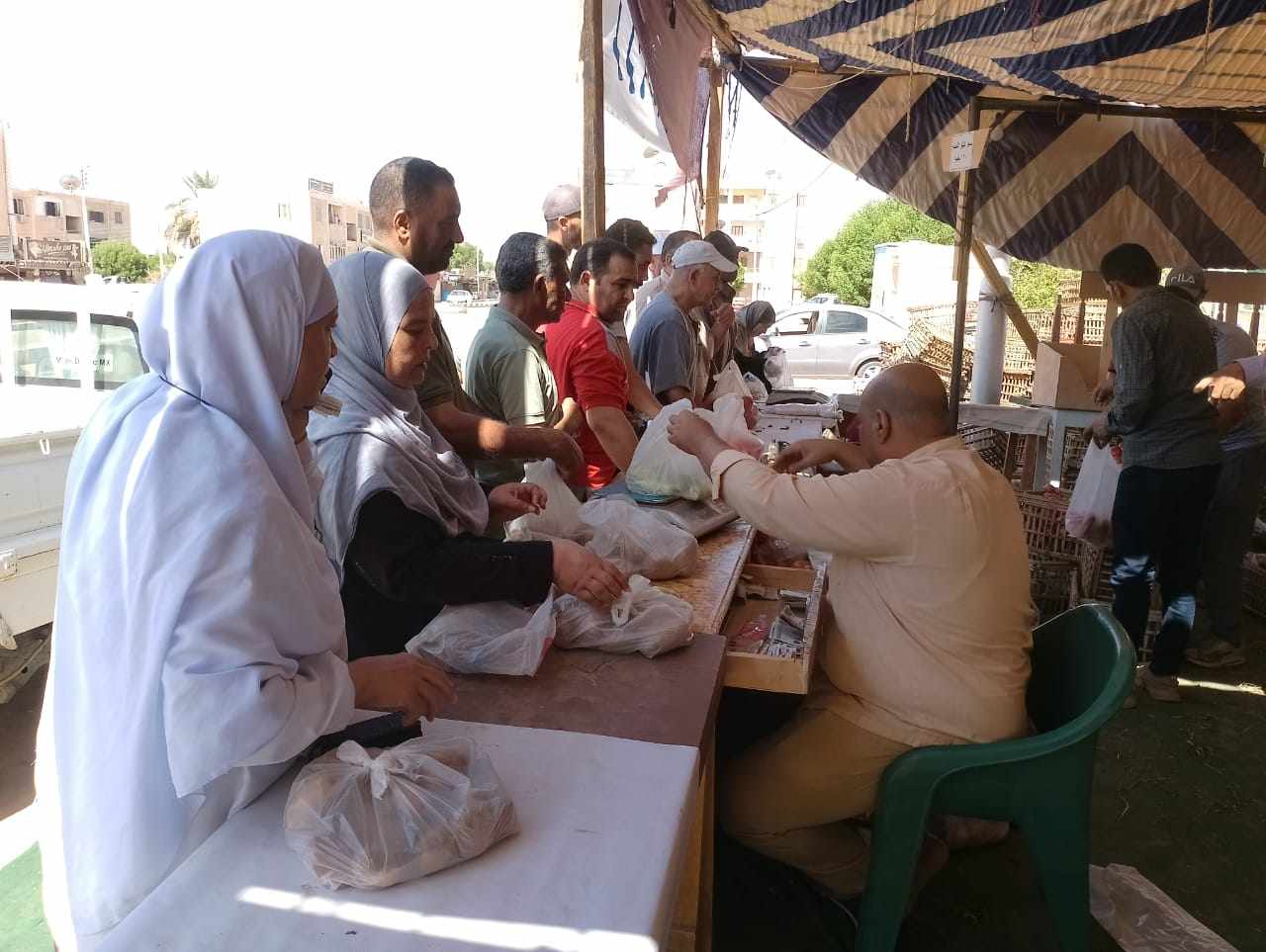 استمرار بيع الخضروات والفاكهة بمنفذ حى الزهور في مدينة موط