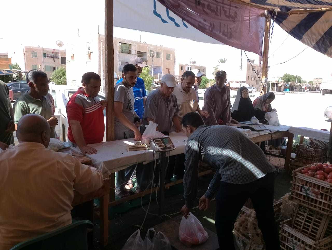 استمرار بيع الخضروات والفاكهة بمنفذ حى الزهور في مدينة موط