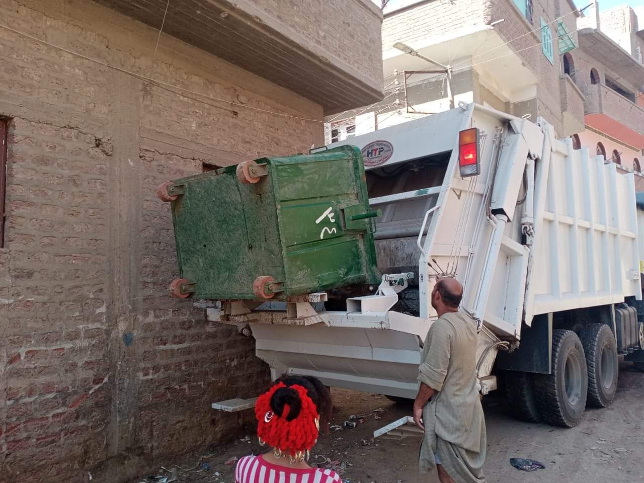 رئيس مركز ومدينة صدفا يتابع أعمال النظافة الدورية للحفاظ على صحة المواطنين