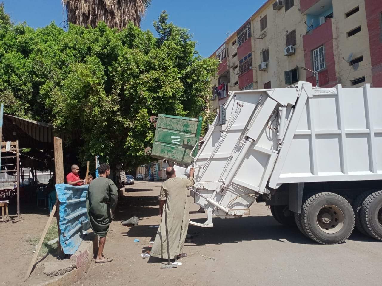 رئيس مركز ومدينة صدفا يتابع أعمال النظافة الدورية للحفاظ على صحة المواطنين