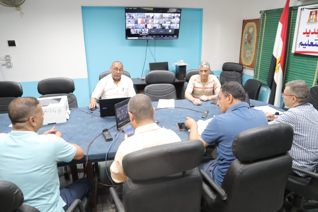 وكيل التعليم بالوادي الجديد يتابع غرفة عمليات امتحانات الدور الثانى للثانوية العامة 