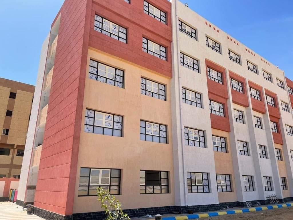 محافظ الوادي الجديد بدء التقديم الإلكتروني والتحويل  للالتحاق بالمدرسة الرسمية الدولية