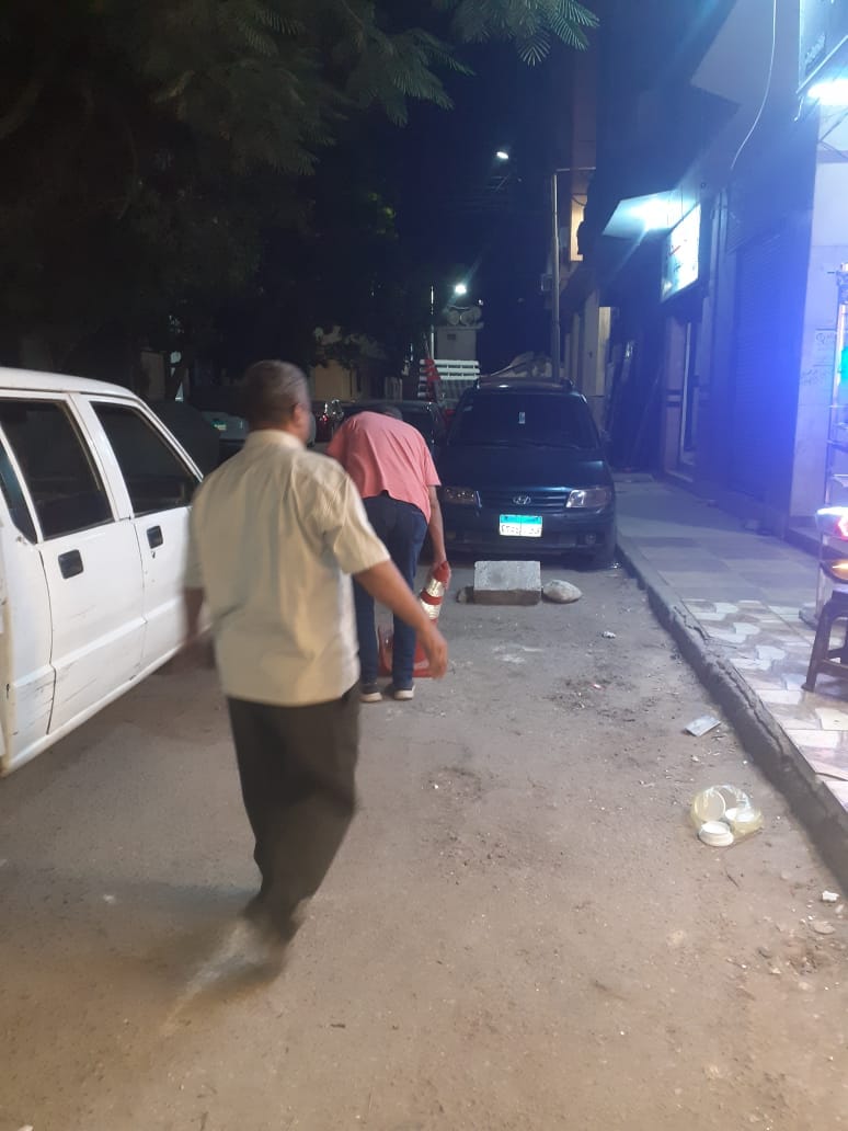 حملة لرفع الاشغالات من شارع تقسم البترول بنطاق حى شرق اسيوط