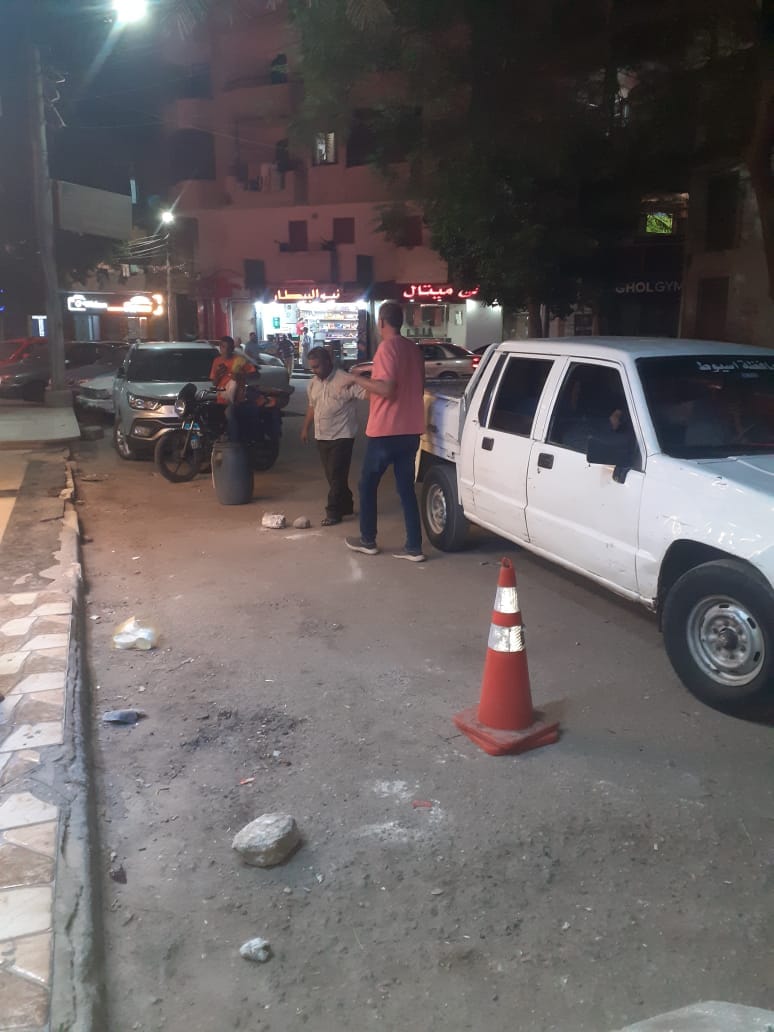 حملة لرفع الاشغالات من شارع تقسم البترول بنطاق حى شرق اسيوط