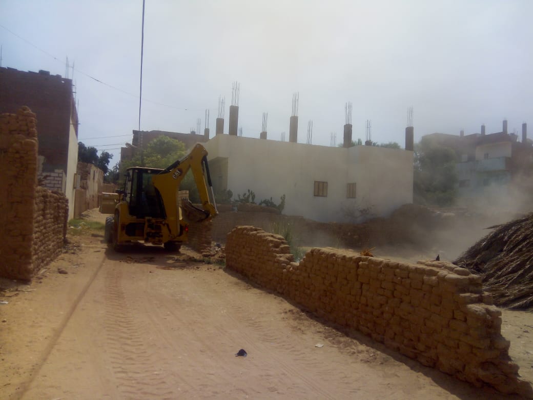 حملة لرفع مخلفات النخيل من داخل الكتلة السكنية بقرية الجديدة مركز الداخلة