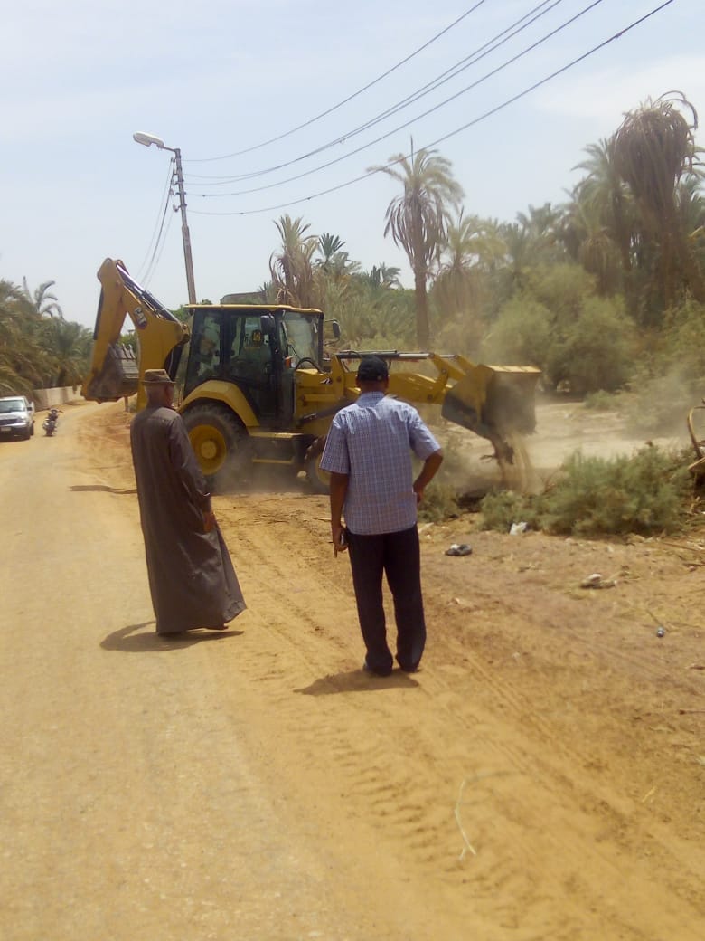حملة لرفع مخلفات النخيل من داخل الكتلة السكنية بقرية الجديدة مركز الداخلة