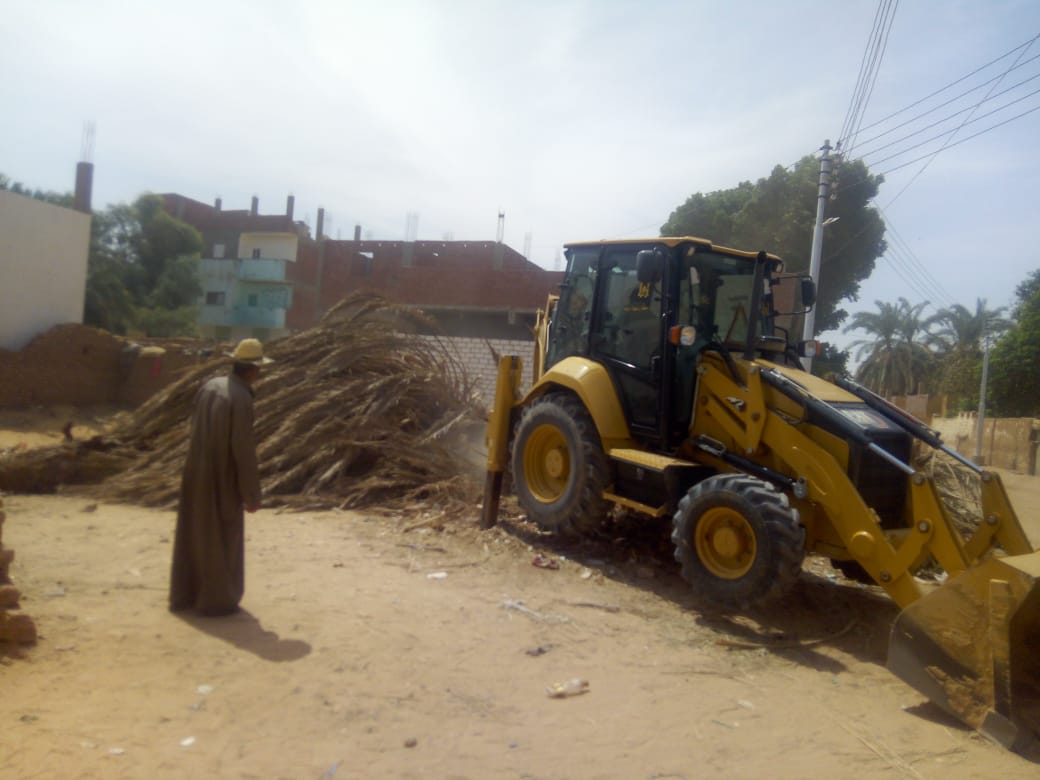 حملة لرفع مخلفات النخيل من داخل الكتلة السكنية بقرية الجديدة مركز الداخلة