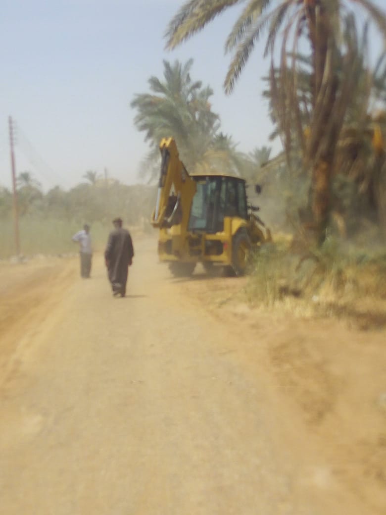 حملة لرفع مخلفات النخيل من داخل الكتلة السكنية بقرية الجديدة مركز الداخلة