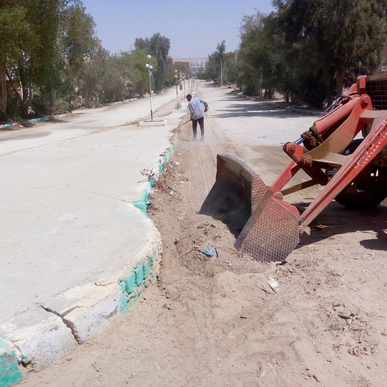 حملة لرفع الأتربة والمخلفات والتراكمات من جانبي الشوارع لقري الامان بالداخلة