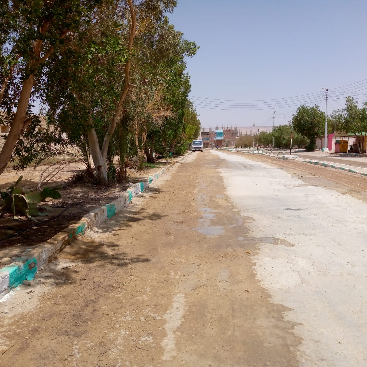 حملة لرفع الأتربة والمخلفات والتراكمات من جانبي الشوارع لقري الامان بالداخلة