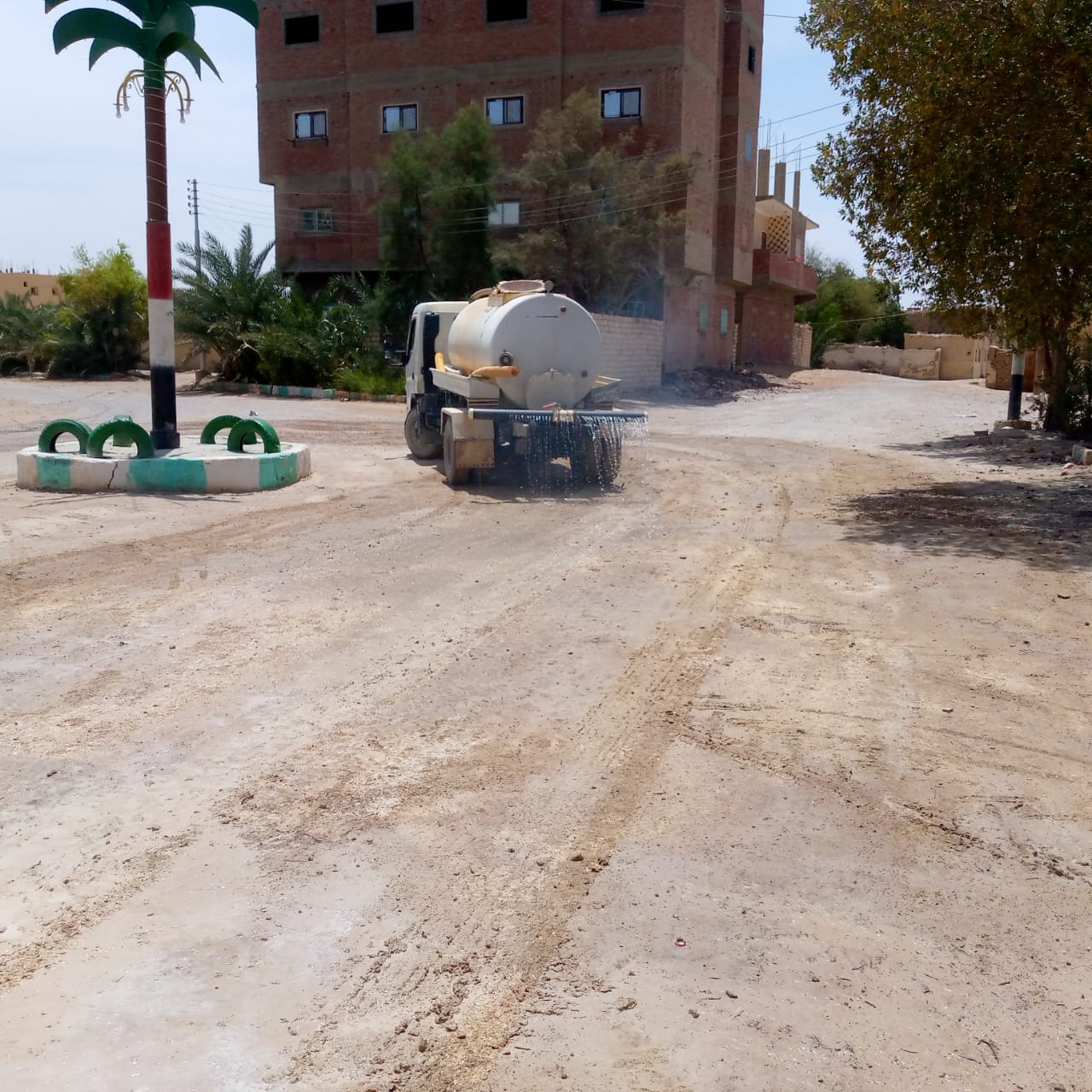 حملة لرفع الأتربة والمخلفات والتراكمات من جانبي الشوارع لقري الامان بالداخلة