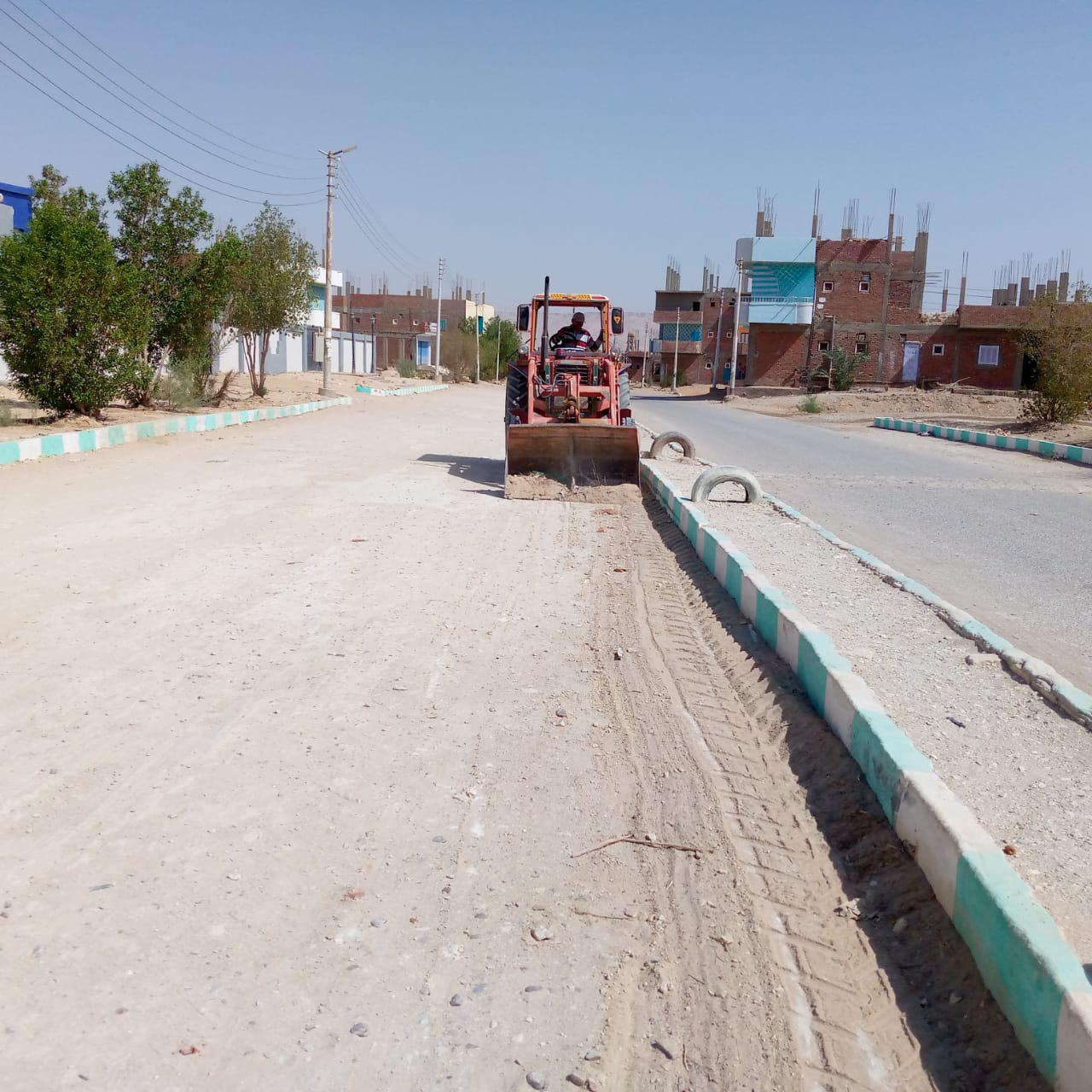 حملة لرفع الأتربة والمخلفات والتراكمات من جانبي الشوارع لقري الامان بالداخلة