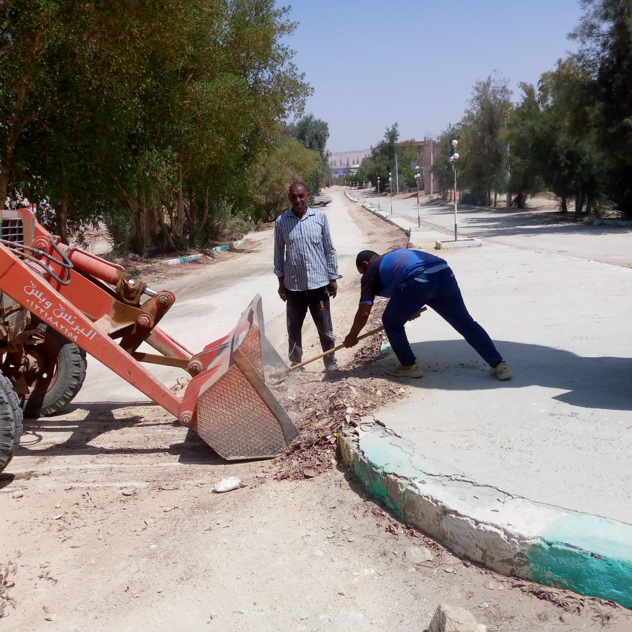 حملة لرفع الأتربة والمخلفات والتراكمات من جانبي الشوارع لقري الامان بالداخلة