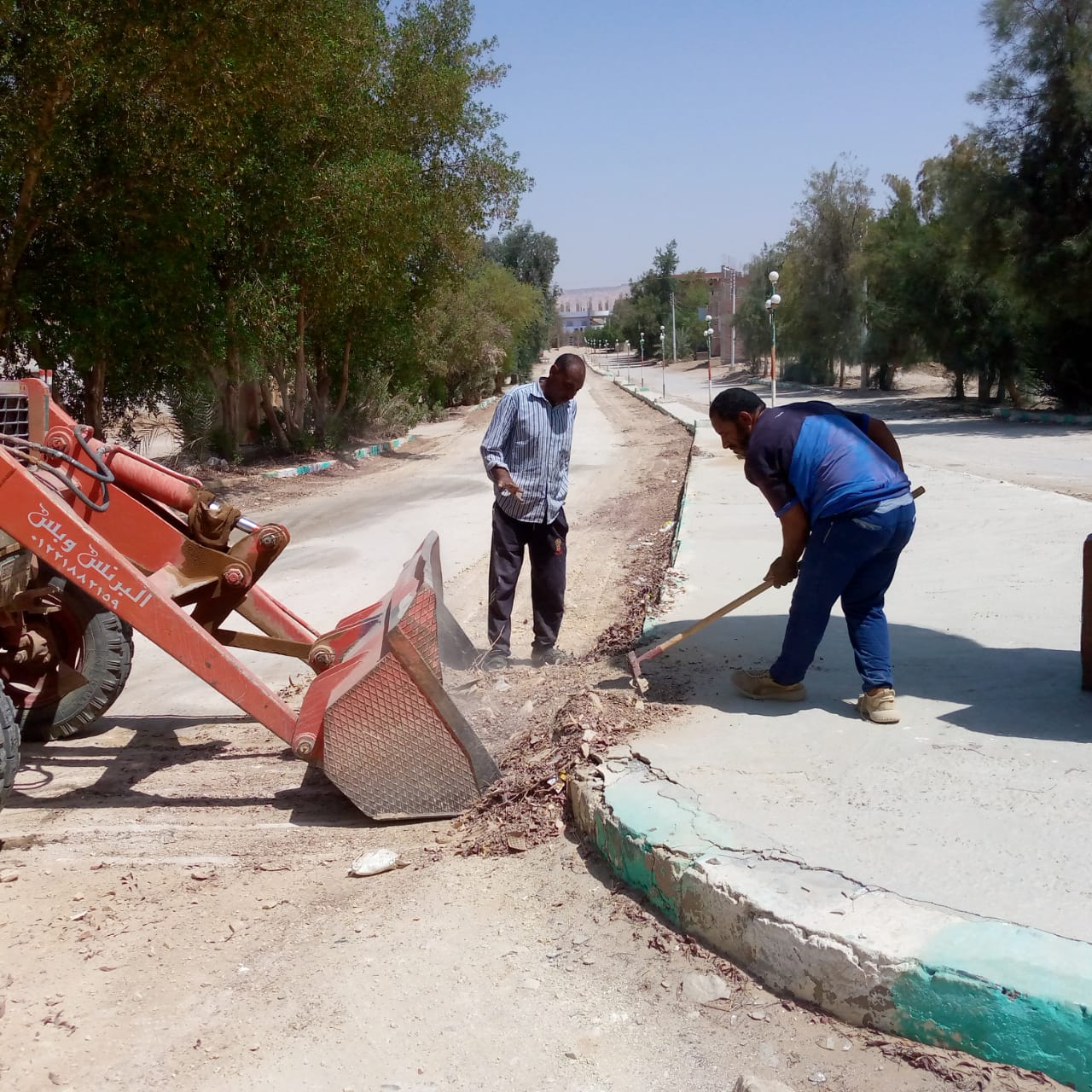 حملة لرفع الأتربة والمخلفات والتراكمات من جانبي الشوارع لقري الامان بالداخلة