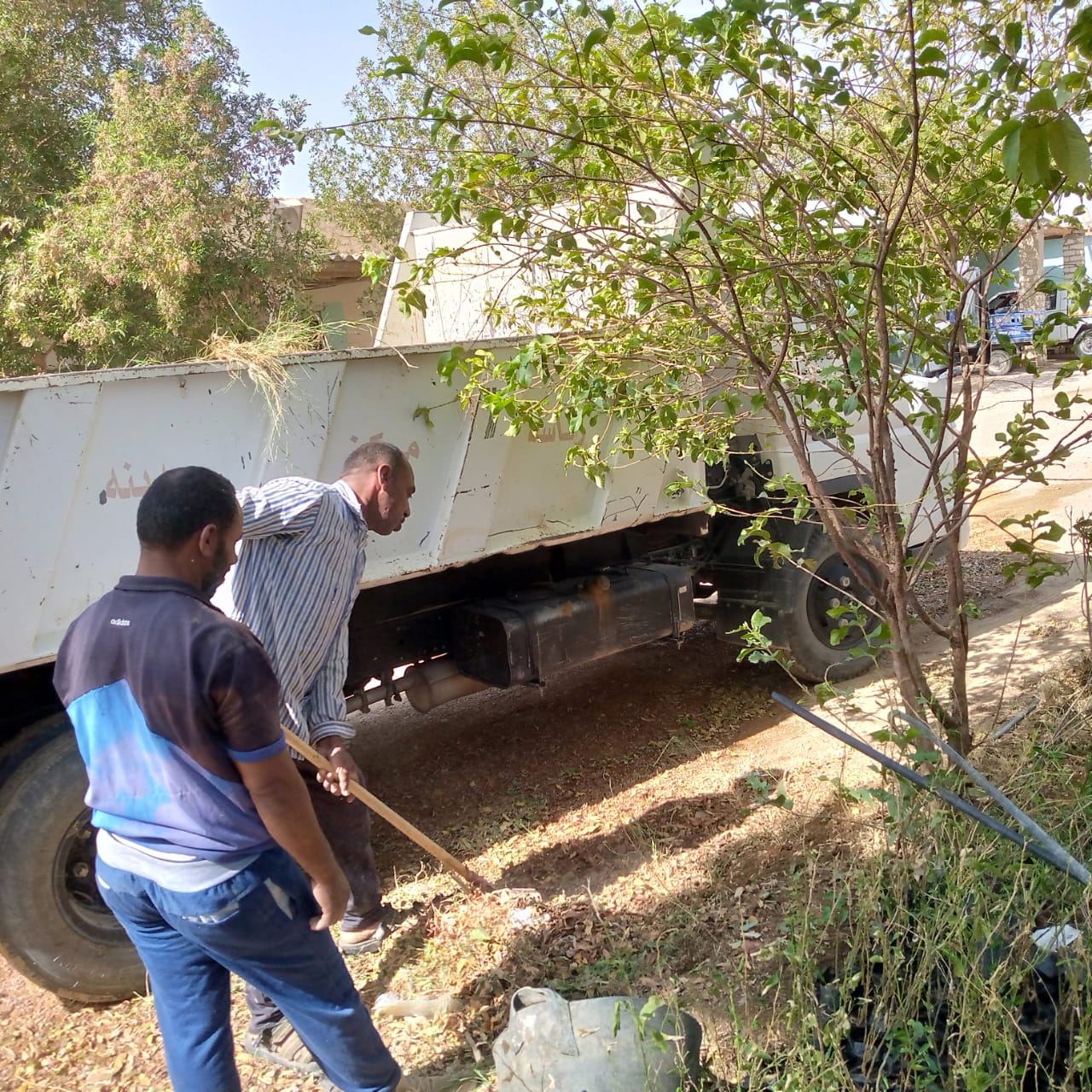 حملة لرفع الأتربة والمخلفات والتراكمات من جانبي الشوارع لقري الامان بالداخلة