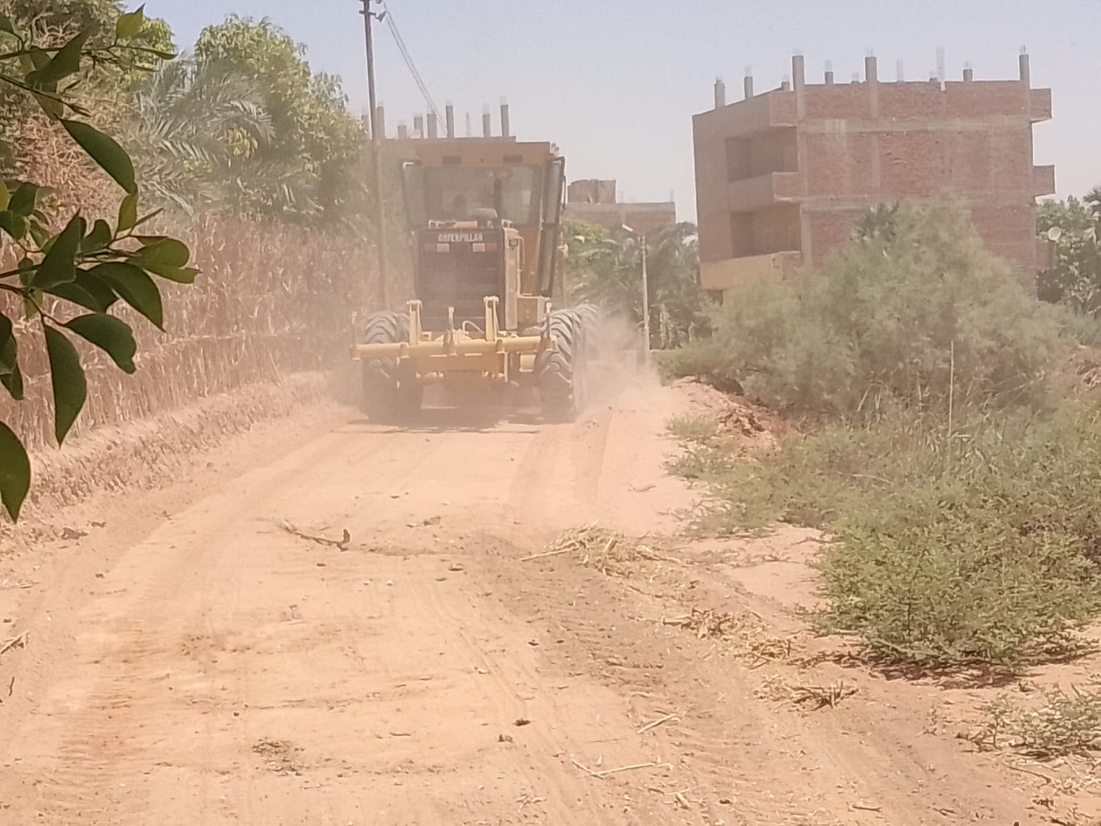 حملة لرفع الاشغالات والنظافة وتمهيد وتسوية الشوارع بقريتي عين القضا وعين الرخا