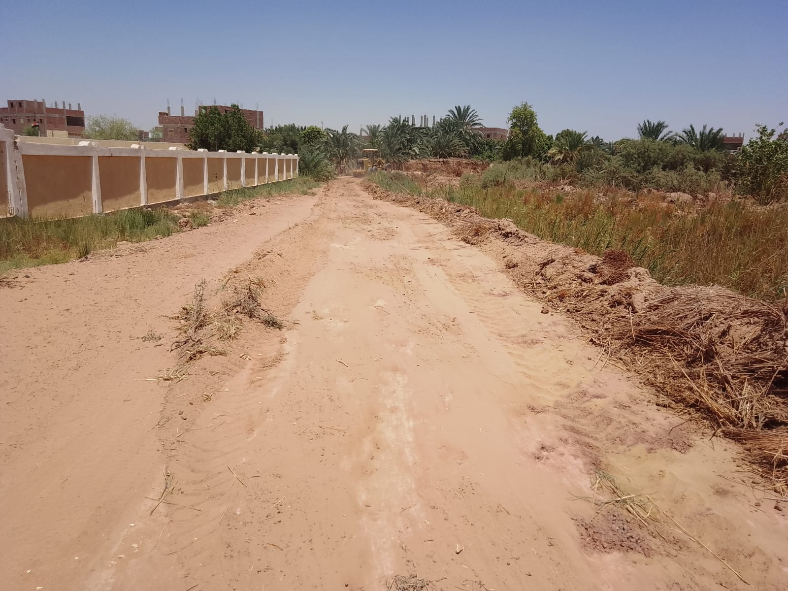 حملة لرفع الاشغالات والنظافة وتمهيد وتسوية الشوارع بقريتي عين القضا وعين الرخا