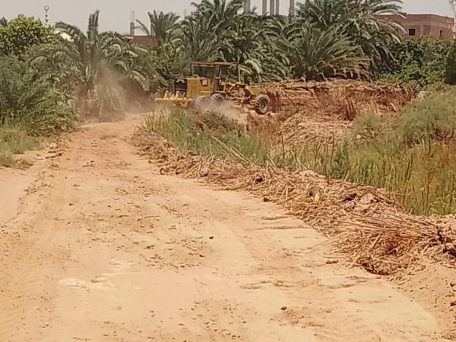 حملة لرفع الاشغالات والنظافة وتمهيد وتسوية الشوارع بقريتي عين القضا وعين الرخا