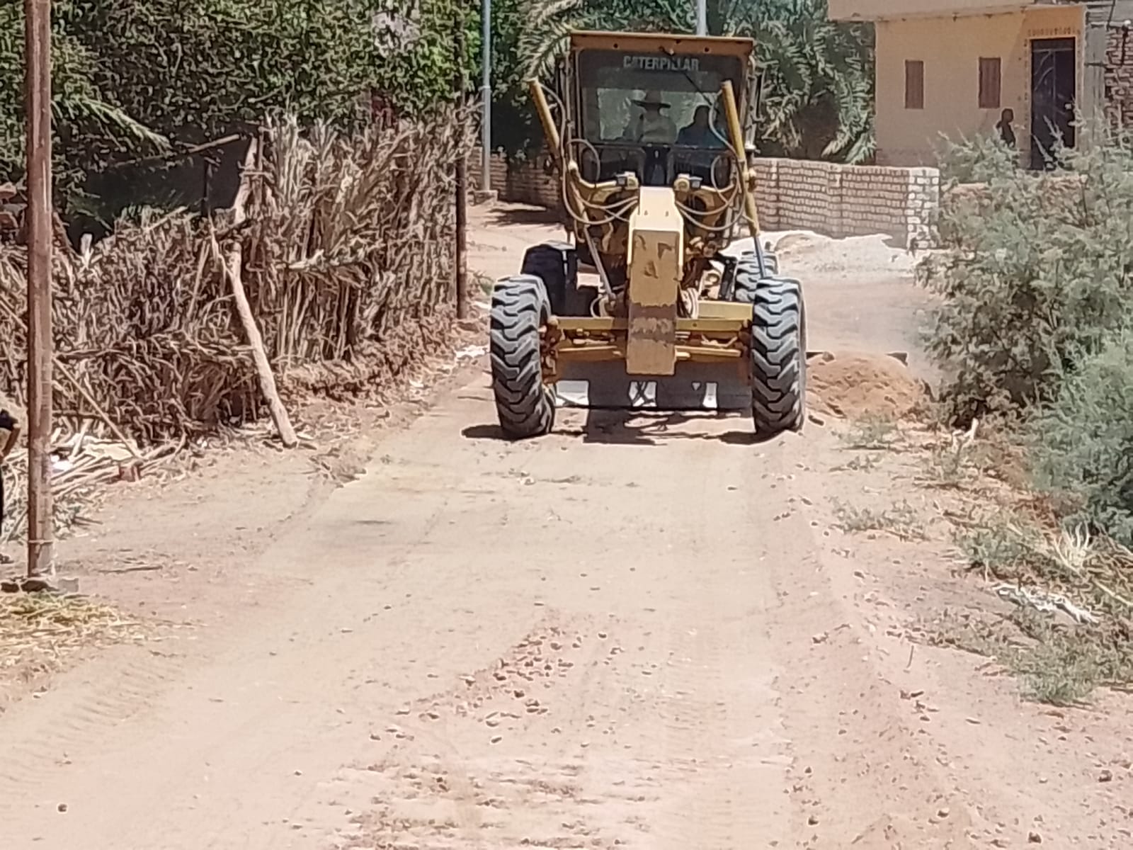 حملة لرفع الاشغالات والنظافة وتمهيد وتسوية الشوارع بقريتي عين القضا وعين الرخا