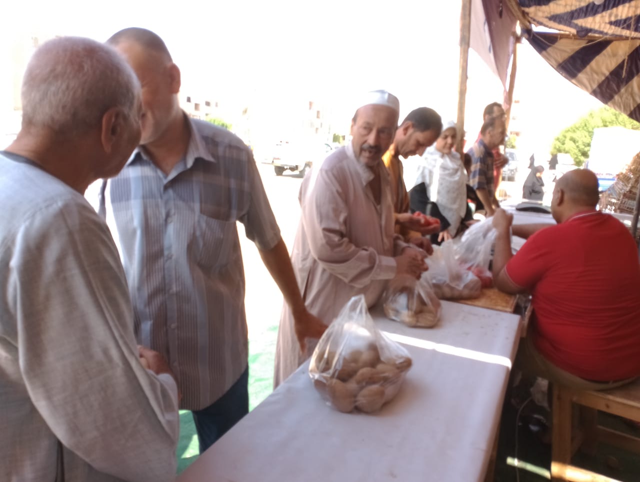 استمرار العمل بمنفذ بيع الخضروات والفاكهة بحى الزهور بمدينة موط