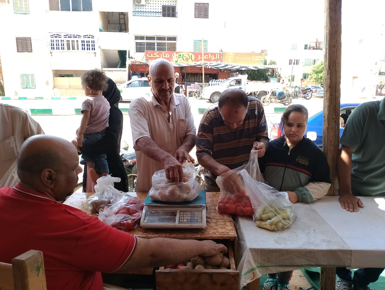 استمرار العمل بمنفذ بيع الخضروات والفاكهة بحى الزهور بمدينة موط