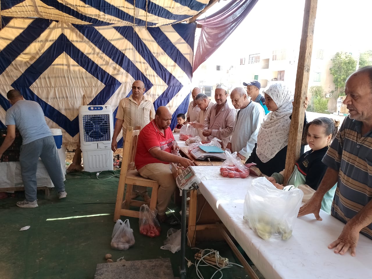 استمرار العمل بمنفذ بيع الخضروات والفاكهة بحى الزهور بمدينة موط