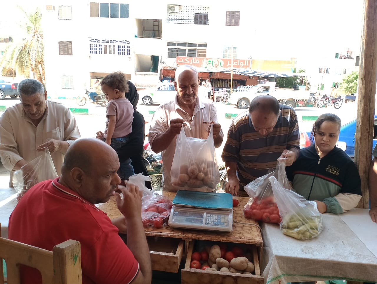 استمرار العمل بمنفذ بيع الخضروات والفاكهة بحى الزهور بمدينة موط