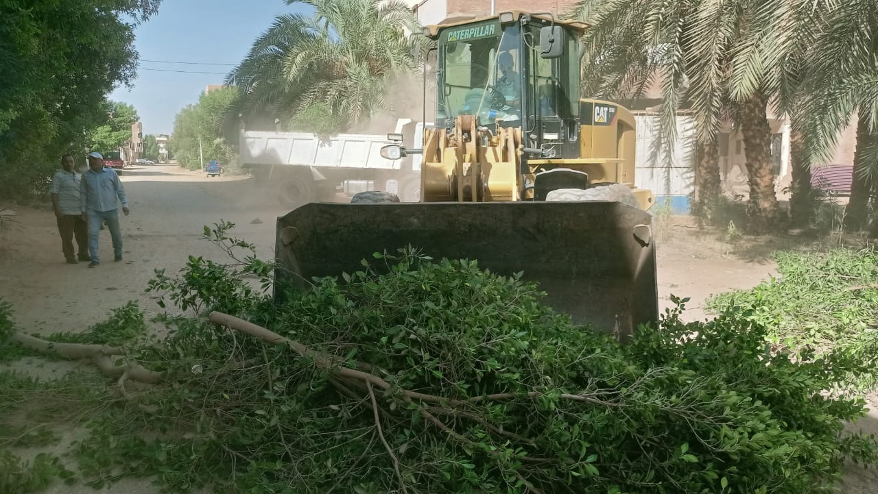 حملة لرفع الأتربة والمخلفات والتراكمات والقمامة بمركز الداخلة