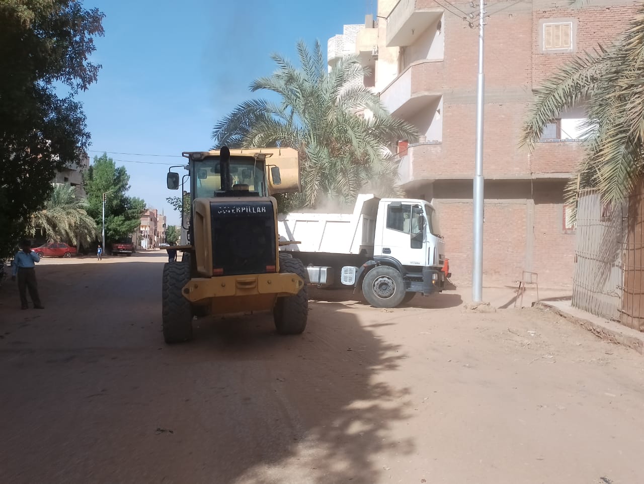 حملة لرفع الأتربة والمخلفات والتراكمات والقمامة بمركز الداخلة