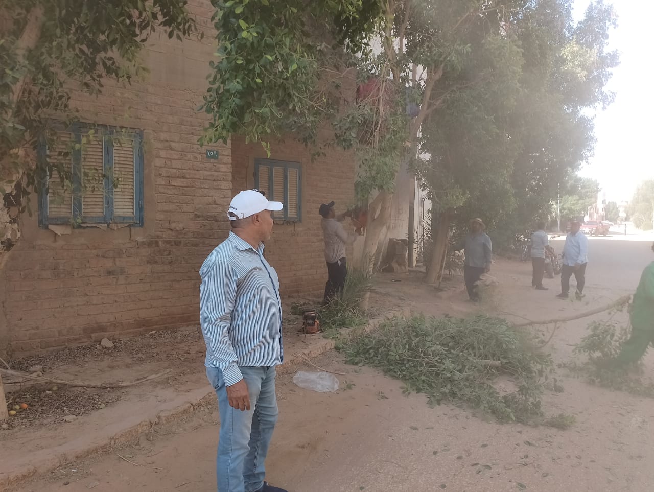 حملة لرفع الأتربة والمخلفات والتراكمات والقمامة بمركز الداخلة