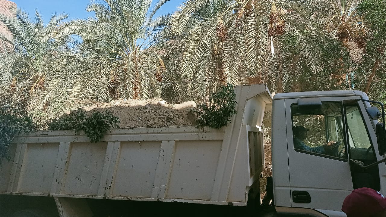 حملة لرفع الأتربة والمخلفات والتراكمات والقمامة بمركز الداخلة