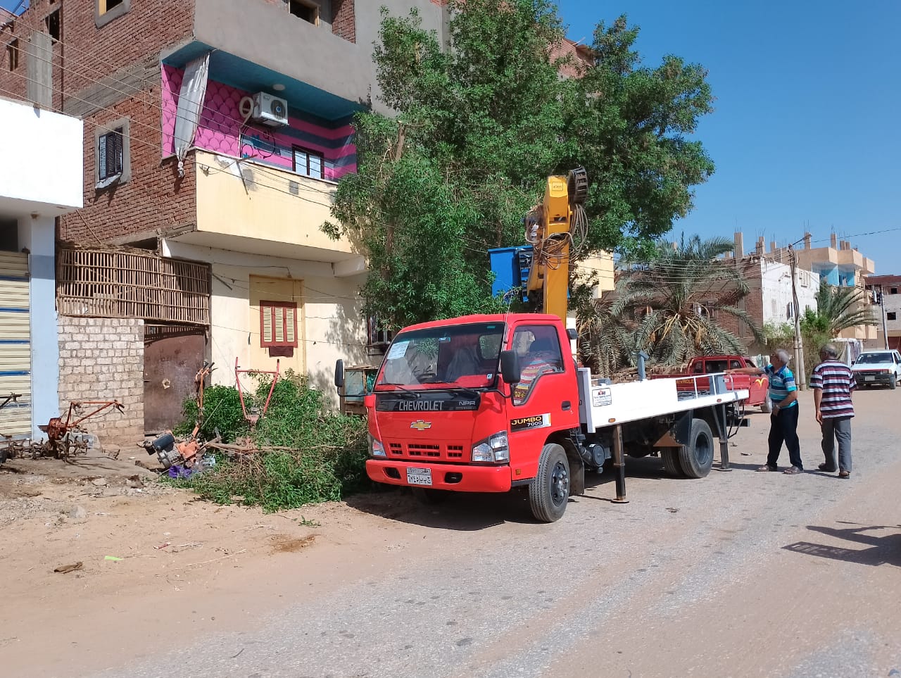 حملة لرفع الأتربة والمخلفات والتراكمات والقمامة بمركز الداخلة
