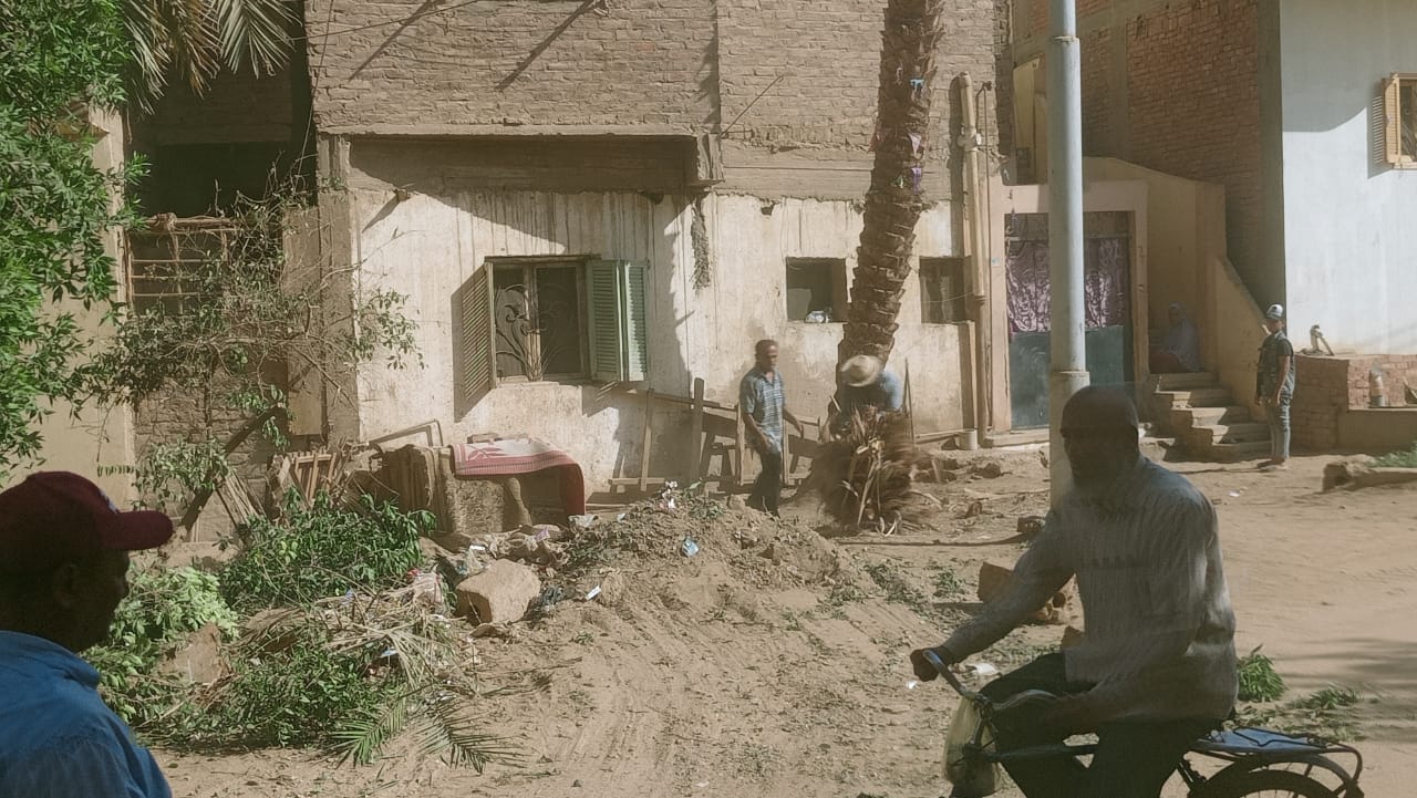 حملة لرفع الأتربة والمخلفات والتراكمات والقمامة بمركز الداخلة