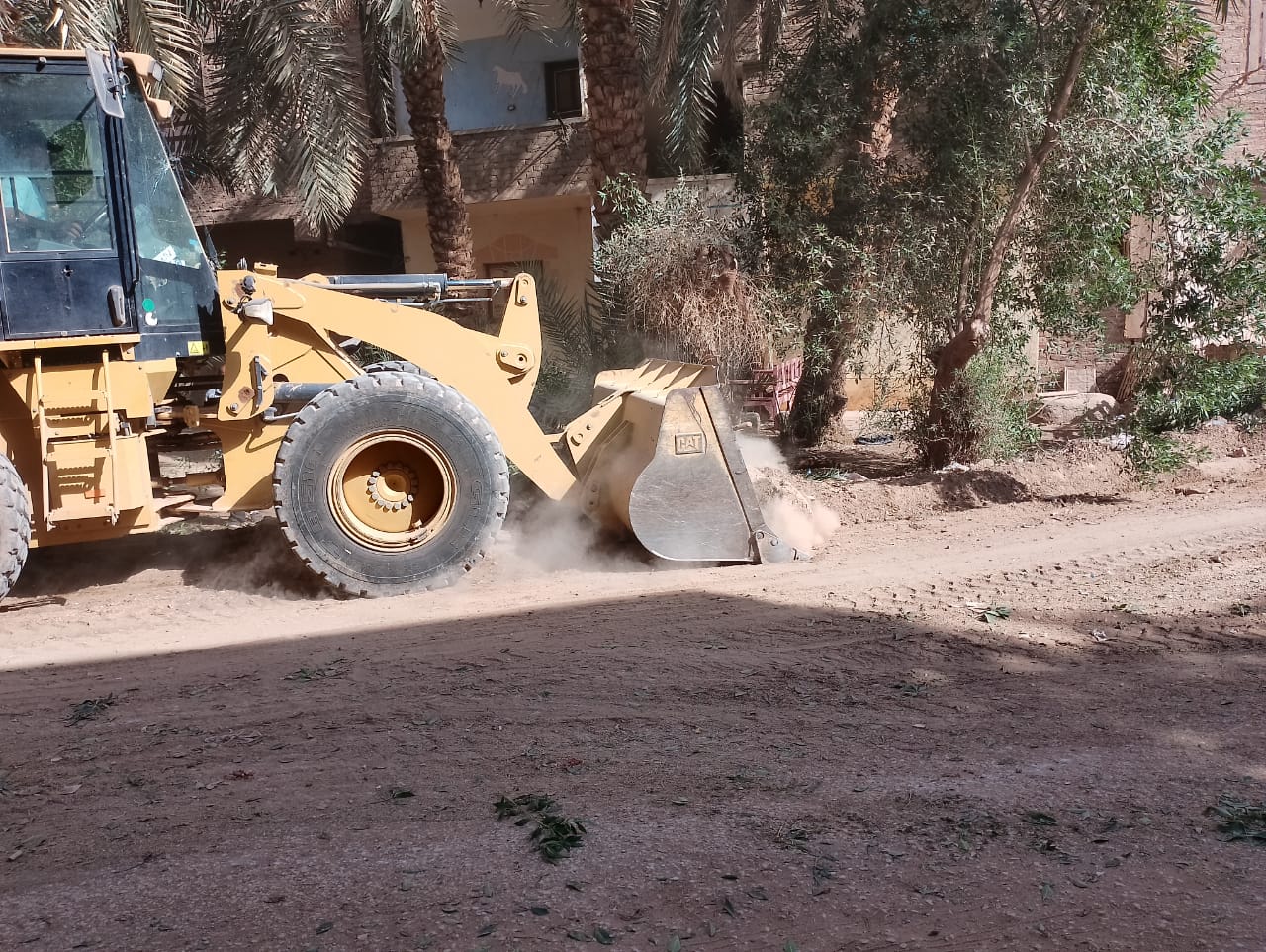 حملة لرفع الأتربة والمخلفات والتراكمات والقمامة بمركز الداخلة