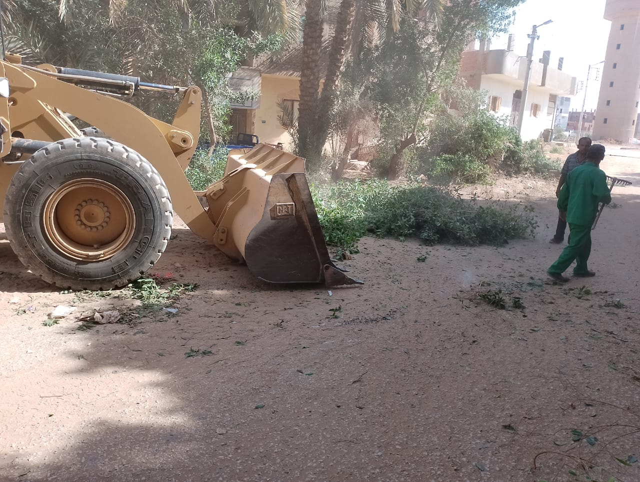 حملة لرفع الأتربة والمخلفات والتراكمات والقمامة بمركز الداخلة