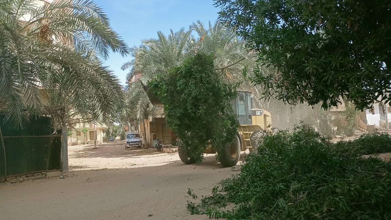 حملة لرفع الأتربة والمخلفات والتراكمات والقمامة بمركز الداخلة