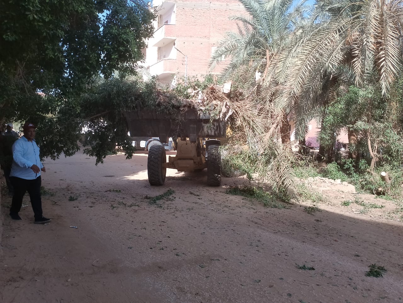 حملة لرفع الأتربة والمخلفات والتراكمات والقمامة بمركز الداخلة