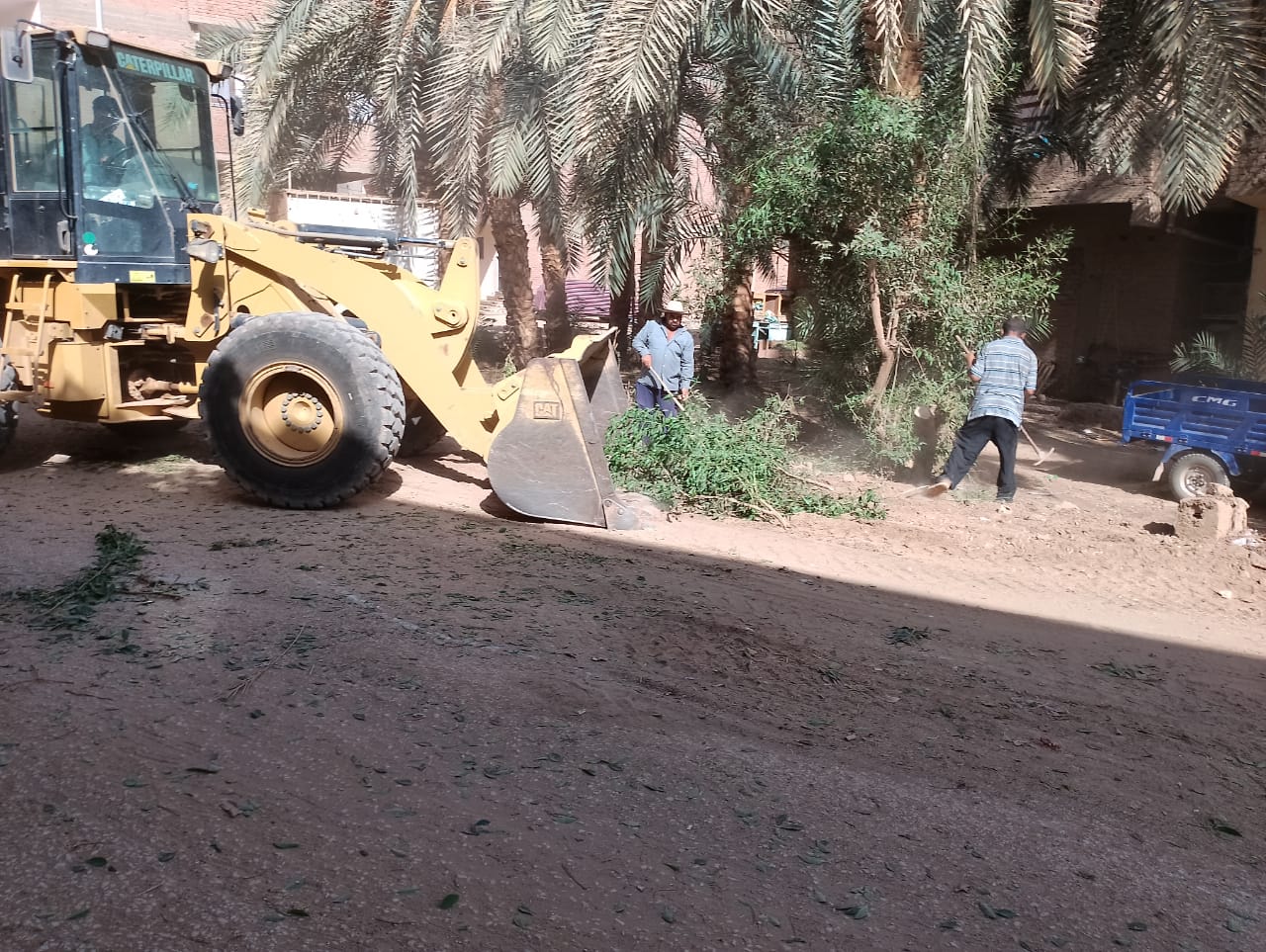 حملة لرفع الأتربة والمخلفات والتراكمات والقمامة بمركز الداخلة