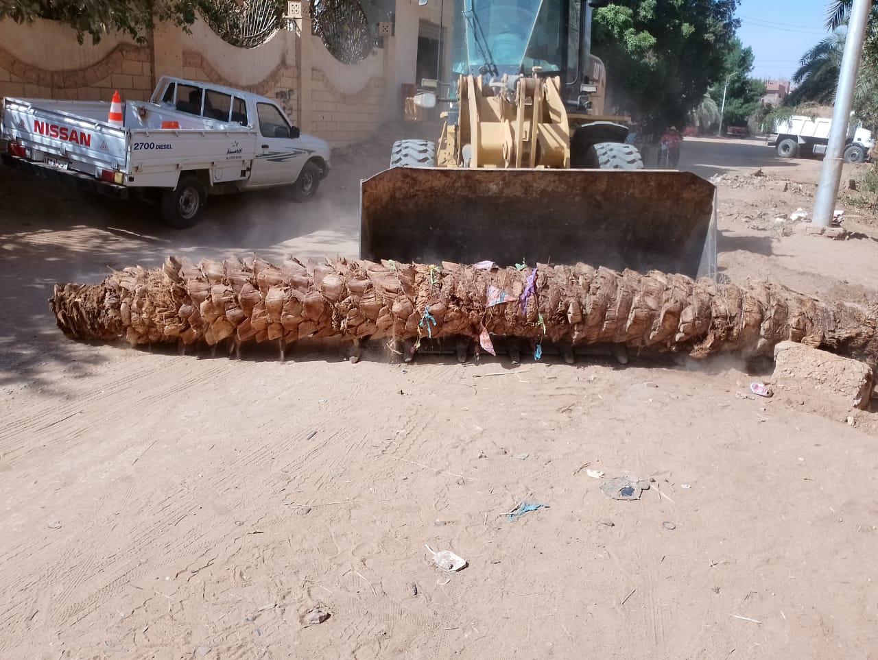 حملة لرفع الأتربة والمخلفات والتراكمات والقمامة بمركز الداخلة