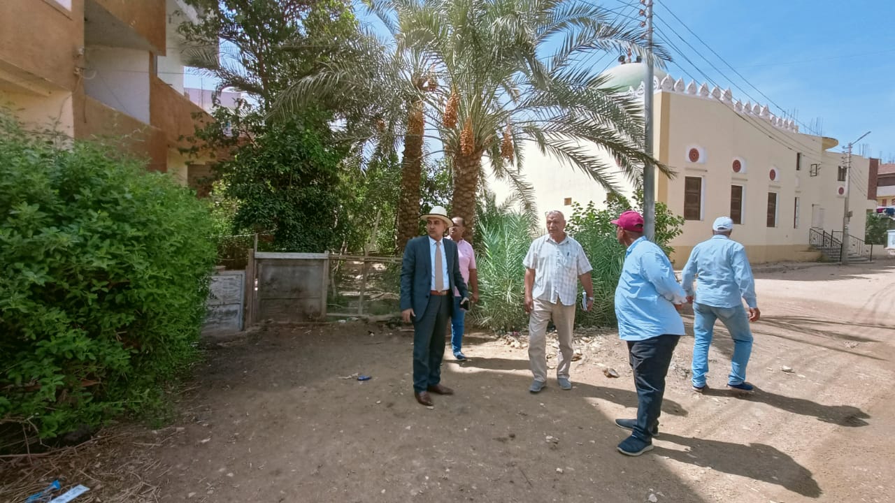 حملة لرفع الأتربة والمخلفات والتراكمات والقمامة بمركز الداخلة