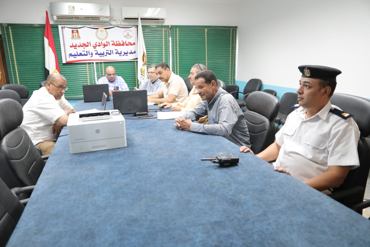 إنتظام طلاب الدور الثانى للثانوية العامة بلجان الامتحانات في الوادي الجديد