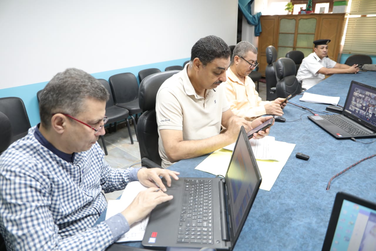 إنتظام طلاب الدور الثانى للثانوية العامة بلجان الامتحانات في الوادي الجديد