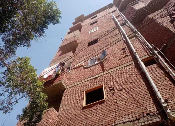 انهيار حائط من الطابق السادس في إحدى العمارات السكنية بحي الزهور بالخارجة