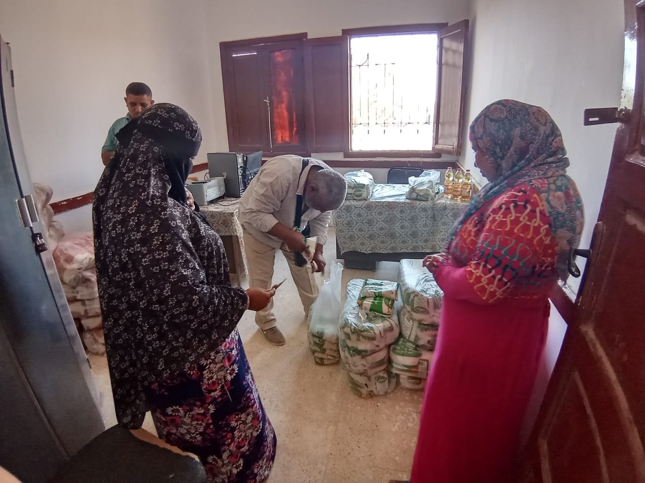 محافظ الوادي الجديد توفير السلع الغذائية بأسعار مخفضة للمواطنين بالمنافذ الثابتة والمتنقلة