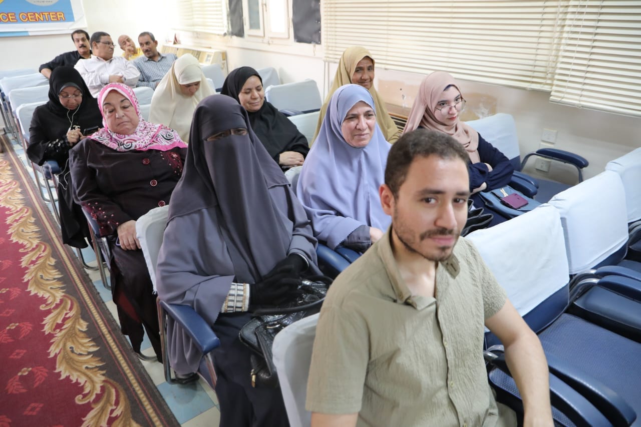 وكيل التعليم بالوادي الجديد يكرم مجموعة من منسوبي ديوان عام المديرية