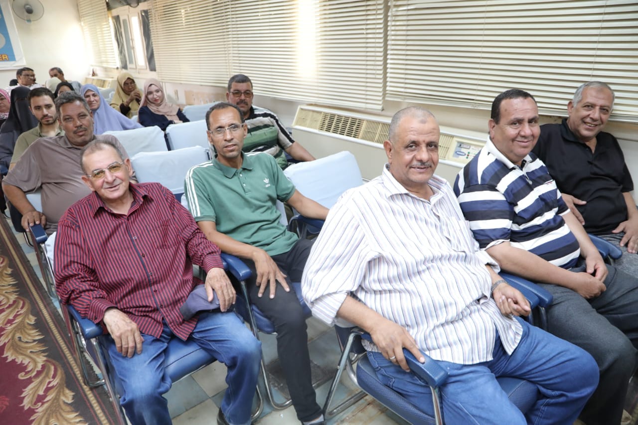 وكيل التعليم بالوادي الجديد يكرم مجموعة من منسوبي ديوان عام المديرية