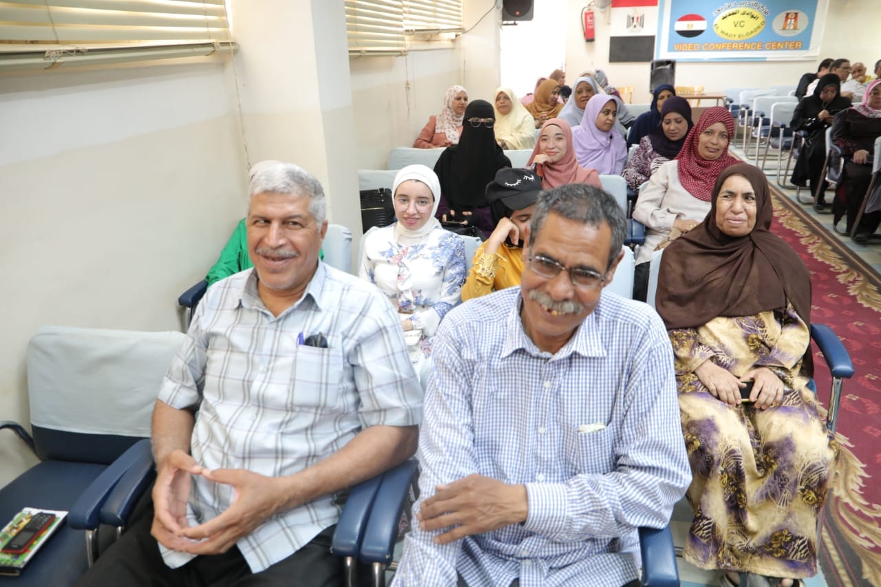 وكيل التعليم بالوادي الجديد يكرم مجموعة من منسوبي ديوان عام المديرية