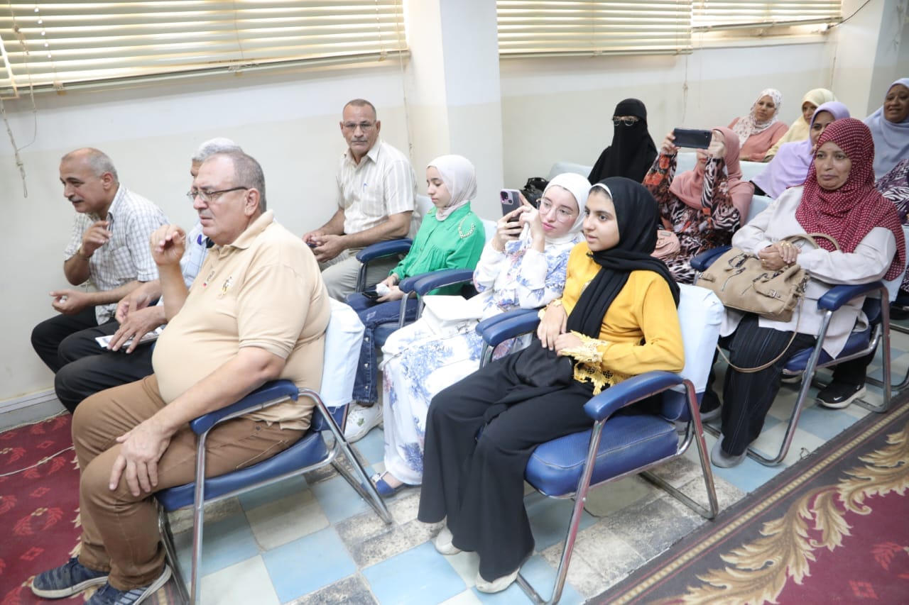 وكيل التعليم بالوادي الجديد يكرم مجموعة من منسوبي ديوان عام المديرية