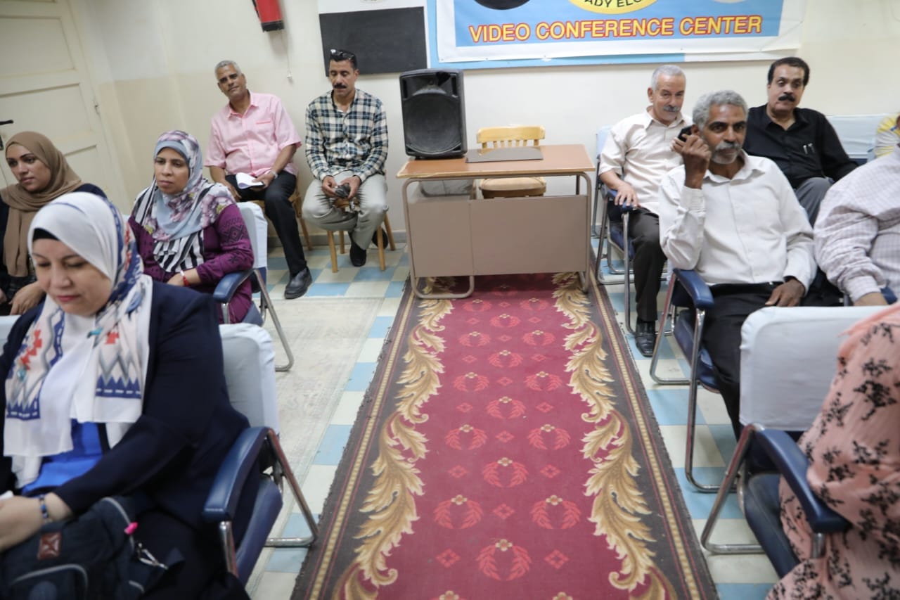 وكيل التعليم بالوادي الجديد يكرم مجموعة من منسوبي ديوان عام المديرية