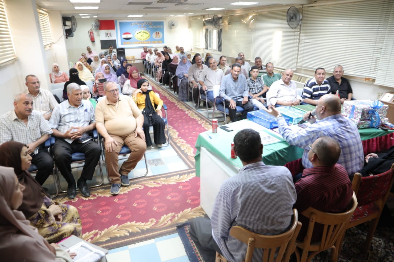 وكيل التعليم بالوادي الجديد يكرم مجموعة من منسوبي ديوان عام المديرية